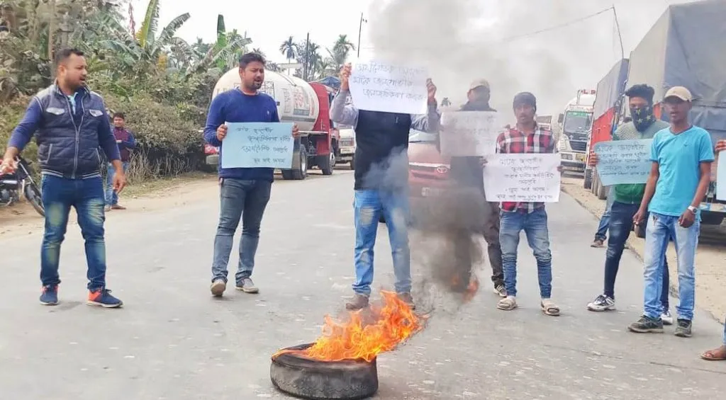 বিধেয়ক বাতিলৰ দাবীত শিৱসাগৰত মটক যুৱ ছাত্ৰ সন্মিলনৰ অৰ্থনৈতিক অৱৰোধ