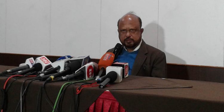 দিচপুৰৰ হোটেল ৰাজধানী ৰিজেন্সিত আজি সংবাদমেল সম্বোধন কৰা অৱস্থাত প্ৰাক্তন মুখ্য মন্ত্ৰী প্ৰফুল্ল কুমাৰ মহন্ত।