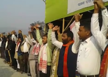 অনশন ভংগৰ পিছতে বিজেপিক অসমৰ ৰাজনীতিৰ পৰা উভালি পেলোৱাৰ হুংকাৰ অখিল গগৈৰ