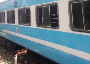 জনশতাব্দী এক্সপ্ৰেছত জুই; কথমপি প্ৰাণ ৰক্ষা ৰে’লযাত্ৰীৰ