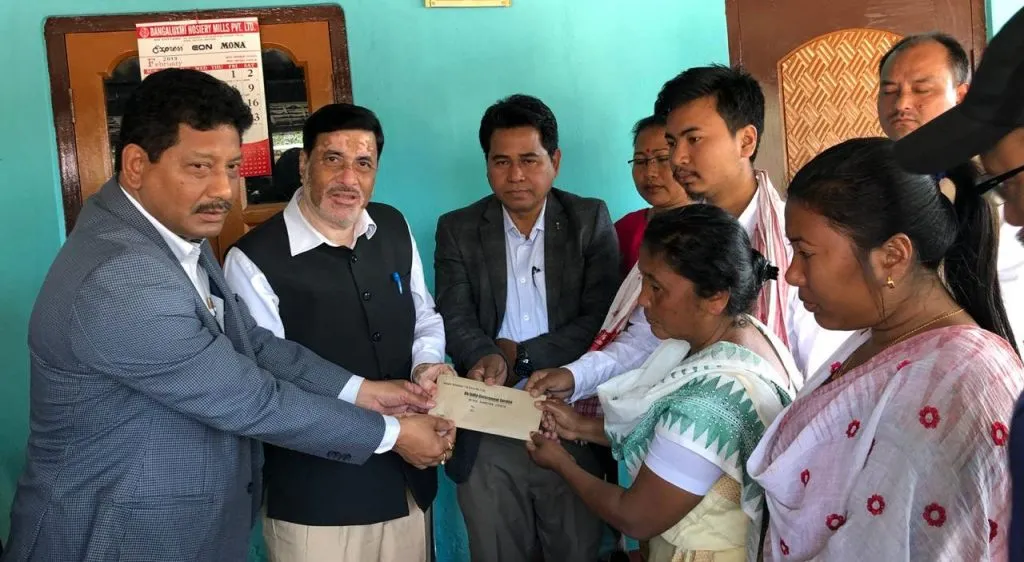 চহিদ মনেশ্বৰ বসুমতাৰীৰ পৰিয়ালক ২০ লাখ টকাৰ চেক প্ৰদান