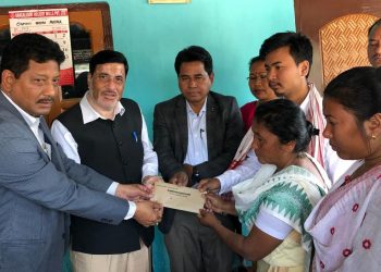 চহিদ মনেশ্বৰ বসুমতাৰীৰ পৰিয়ালক ২০ লাখ টকাৰ চেক প্ৰদান