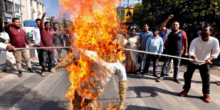 Guwahati- PM Modi effigy burn by AJYCP (7)