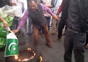 পাকিস্তানৰ বিৰুদ্ধে অস্ত্ৰ ল’বলৈ আমাক প্ৰধান মন্ত্ৰীয়ে আদেশ দিয়ক : কৃষক শ্ৰমিক উন্নয়ন পৰিষদ