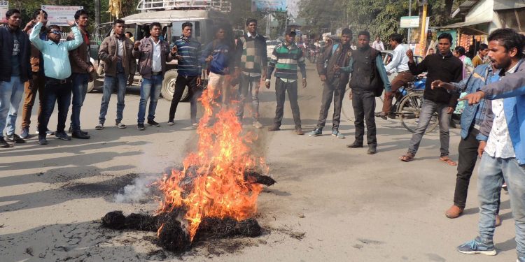 25-02-19 Golaghat- effigy burn by Adivasi Students' union (4)
