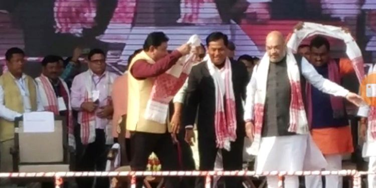 ১৭ ফেব্ৰুৱাৰিত লখিমপুৰত ভাৰতীয় জনতা যুৱ মৰ্চাৰ এখন সভাত অমিত শ্বাহ আৰু মুখ্য মন্ত্ৰী সৰ্বানন্দ সোণোৱাল। ফটো : য়ু বি।