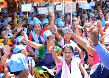 Guwahati-Mid-day-meal-workers-protest-2