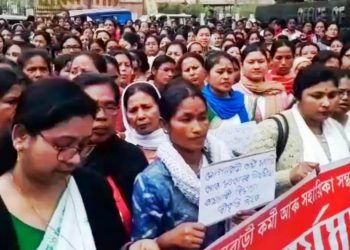 প্ৰাপ্যৰ দাবীত শিৱসাগৰত ৰাজপথলৈ ওলাই আহিল কেইবা হাজাৰ অংগনবাড়ী কৰ্মী