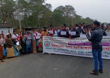 চাহ বাগিচাত অবৈধ সুৰা নিষিদ্ধ কৰাৰ দাবীৰে আটছাৰ ৰাষ্ট্ৰীয় ঘাইপথ অৱৰোধ