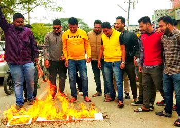পাকিস্তানী সন্ত্ৰাসবাদীৰ বিৰুদ্ধে যুঁজিব খোজে, হাতত বন্দুক বিচাৰিলে অসমৰ নিবনুৱা যুৱকে