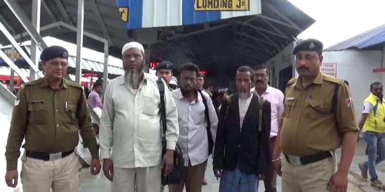 অলপতে আৰক্ষীয়ে লামডিঙত আটক কৰা কেইজনমান ৰহিংগীয়া লোক।