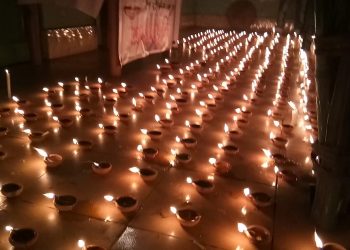 পুলৱামা আক্ৰমণ : কলিয়াবৰত মমবাতি, বন্তি জ্বলাই চহিদক শ্ৰদ্ধাঞ্জলি