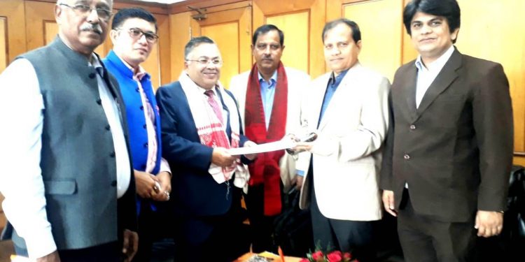 ষ্টেট বেংকৰ মহা প্ৰৱন্ধকক সাক্ষাৎ কৰাৰ সময়ত অসম সাহিত্য সভাৰ প্ৰতিনিধি বৰ্গৰ আলোকচিত্ৰ