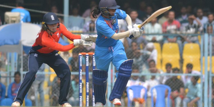 ভাৰত আৰু ইংলেণ্ডৰ মহিল ক্ৰিকেট দলটোৰ খেলৰ এটা মহুৰ্ত