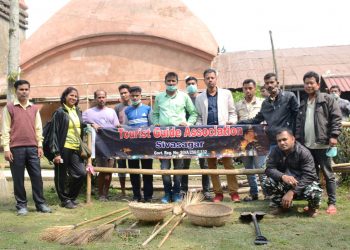 প্ৰশাসনলৈ বাট নাচাই শিৱদৌল চৌহদ পৰিষ্কাৰ কৰিলে স্বেচ্ছাসেৱী সংস্থাই