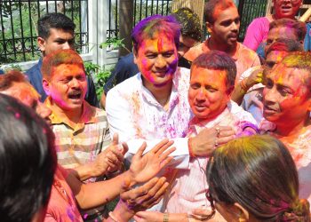 21-03-19 Guwahati- CM celebrating color festival of holi (5)