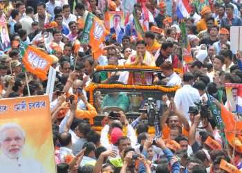দলীয় সমৰ্থকৰ শক্তি প্ৰদৰ্শনেৰে মঙলদৈত দিলীপ শইকীয়া, ভুৱনেশ্বৰ কলিতাৰ মনোনয়ন দাখিল