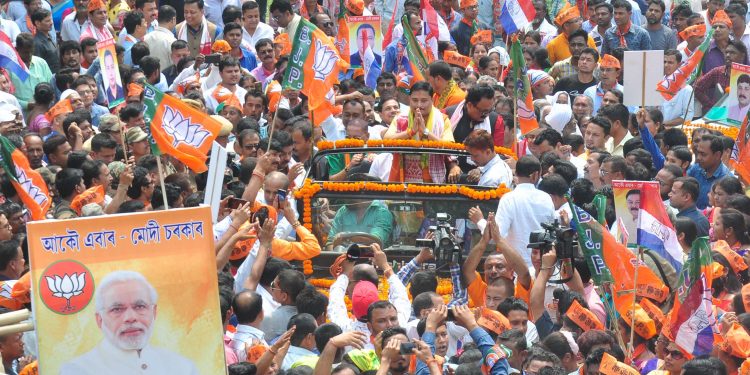 মনোনয়ন দাখিলৰ বাবে যোৱাৰ সময়ত মঙলদৈ লোকসভা সমষ্টিৰ বিজেপি প্ৰাৰ্থী দিলীপ শইকীয়া। ফটো : য়ু বি