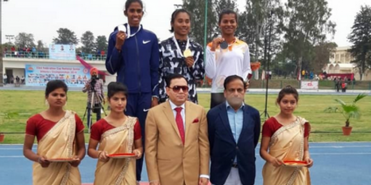পদক গ্ৰহণৰ সময়ত হিমা দাস।