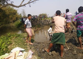 খবৰ নাই জনপ্ৰতিনিধিৰ; ওদালগুৰিত গঞা ৰাইজে বান্ধিলে বান্ধ