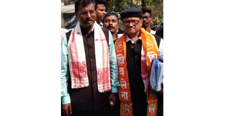 ইজৰাইল নন্দ, ফটোত বাঁওফালে গামোচা লৈ থকাজন
