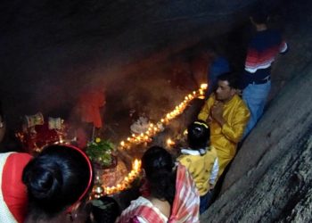 গুহা মন্দিৰত ভক্তৰ ভিৰ : শিৱৰাত্ৰিৰ চাৰিদিনৰ ভিতৰত গ’লে সিদ্ধি হয় মনোকামনা