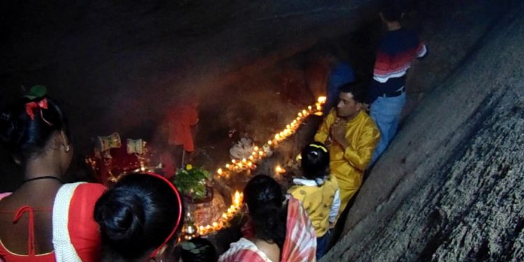 গুহা মন্দিৰত ভক্তৰ ভিৰৰ আলোকচিত্ৰ
