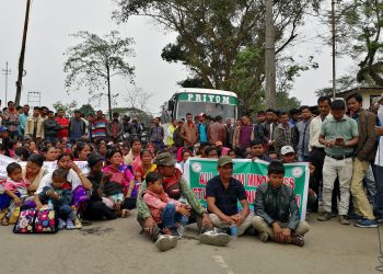 মাৰ্ঘেৰিটাৰ উত্তৰ পূব কয়লা ক্ষেত্ৰত পত্নী-সন্তানসহ সুৰক্ষা কৰ্মীৰ প্ৰতিবাদ
