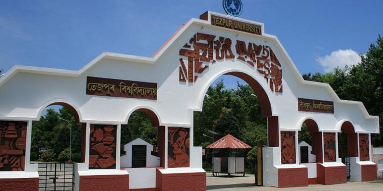 তেজপুৰ বিশ্ববিদ্যালয়ৰ মূল প্ৰবেশদ্বাৰৰ আলোকচিত্ৰ। উৎস-ইণ্টাৰনেট