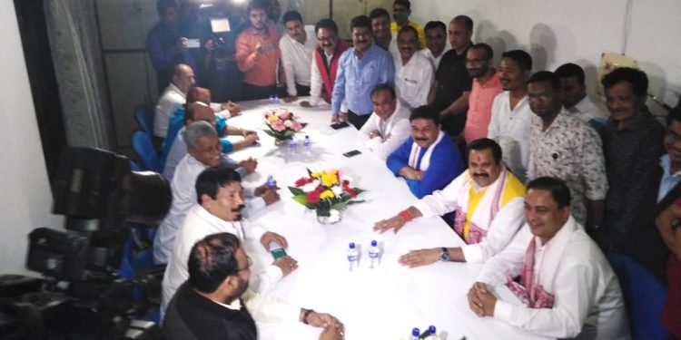 অগপৰ মুখ্য কাৰ্যালয়ত আজি আলোচনাত বহে দল দুটাৰ নেতৃত্ব। ফটো : নৰ্থ-ইষ্ট নাও