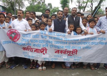 মাজুলীত ভকত ছাত্রৰ চুলি কটা প্রধান শিক্ষকক বদলিৰ বিপৰীতে দুই সহ শিক্ষকক নিলম্বন