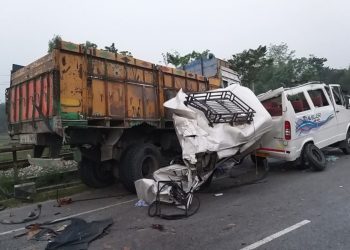 পুৱাই দুৰ্ঘটনাত পতিত বিবাহযাত্ৰী কঢ়িওৱা ট্ৰেভেলাৰ; ৫ জন নিহত