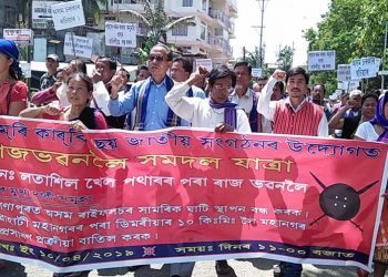 সোণাপুৰলৈ মহানগৰ সম্প্ৰসাৰণৰ বিৰুদ্ধে আমৰি কাৰ্বিৰ প্ৰতিবাদ; লতাশিল পৰা ৰাজভৱনলৈ সমদল