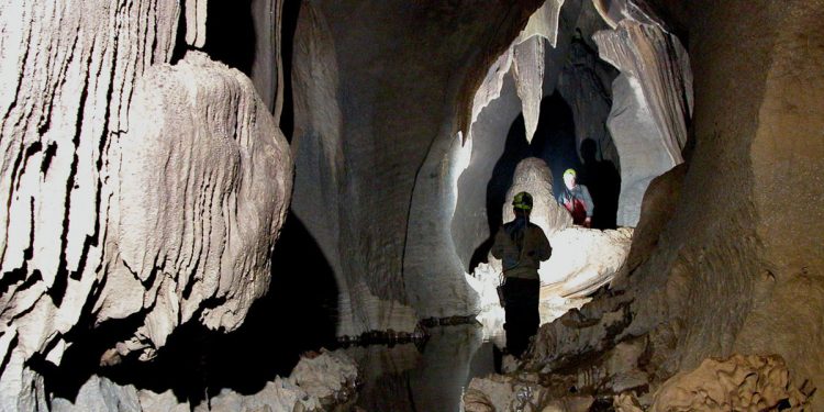 Expedition_is_in_progress_in_Meghalayan_Caves-750x375