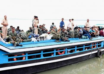 মাজুলীৰ ১৪টা দুৰ্গম ভোটকেন্দ্ৰলৈ ৰাওনা ভোটগ্ৰহণকাৰী দল