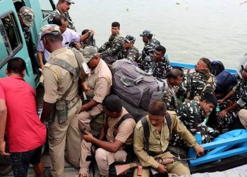 ফেৰী-ট্ৰেক্টৰত উঠি মাজুলীৰ ১৫০ ভোটকেন্দ্ৰলৈ ৰাওনা ভোটগ্ৰহণকাৰী দল