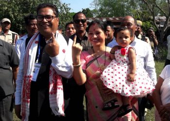 সোণাৰীত পৰিয়ালসহ যোৰহাটৰ প্ৰাৰ্থী তপন কুমাৰ গগৈৰ ভোটদান