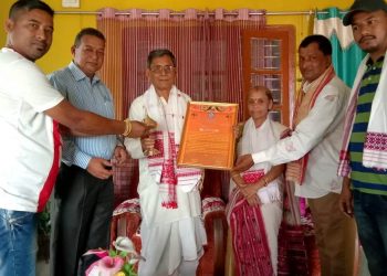 তিনিচুকীয়াৰ ৩৩ গৰাকী ব্যক্তিক ঘৰে ঘৰে গৈ জিলা সাংবাদিক সন্থাৰ সম্বৰ্ধনা