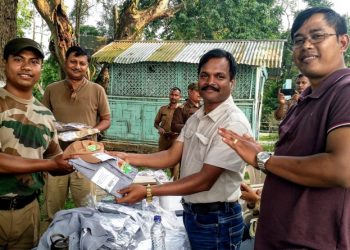 কাজিৰঙাৰ বনকৰ্মীৰ মাজত টি-চাৰ্ট আৰু টুপী বিতৰণ