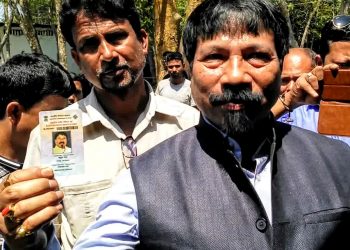 বোকাখাতৰ জ্যোতিপুৰত ভোটদান কৰিলে অগপৰ সভাপতি অতুল বৰাই
