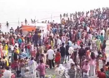 অশোকাষ্টমী উপলক্ষে শিলঘাটৰ ব্ৰহ্মপুত্ৰ পাৰত ৰাইজৰ ভিৰ