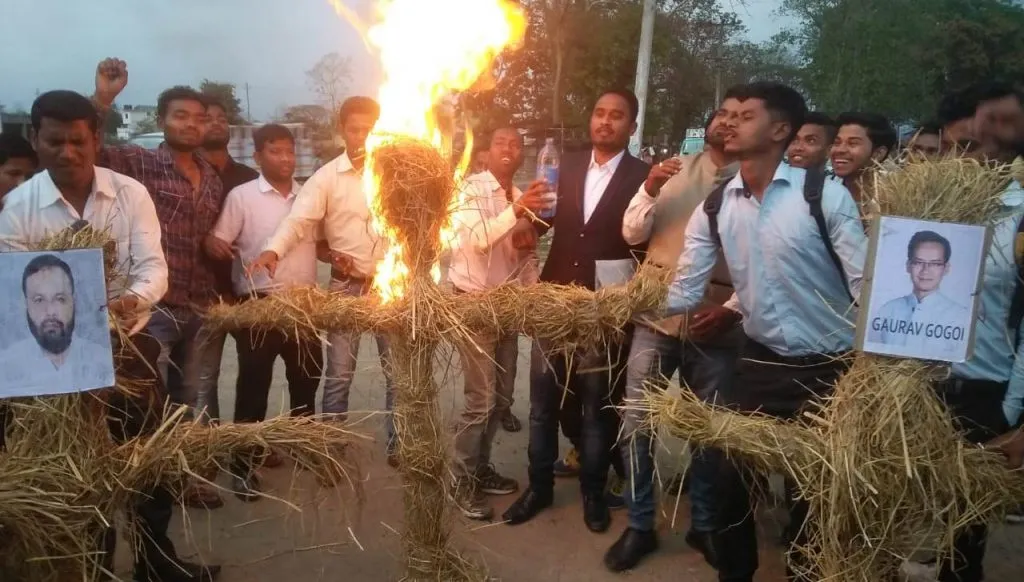 চামগুৰিত আটছাৰ মুখ্য মন্ত্ৰী সোণোৱাল, গৌৰৱ, কেশৱ মহন্তৰ পুত্তলিকা দাহ