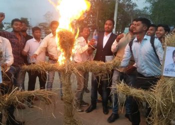 চামগুৰিত আটছাৰ মুখ্য মন্ত্ৰী সোণোৱাল, গৌৰৱ, কেশৱ মহন্তৰ পুত্তলিকা দাহ