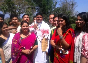 নামঘৰত আশীষ লৈ তেলিয়া গাঁৱত ভোটদান কৰিলে মণিমাধৱ, কেশৱ মহন্তই