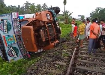 এজন আৰক্ষী বিষয়াৰ তৎপৰতাত দুৰ্ঘটনাৰ পৰা কথমপি ৰক্ষা পৰিল দুখনকৈ যাত্ৰীবাহী ৰে’ল