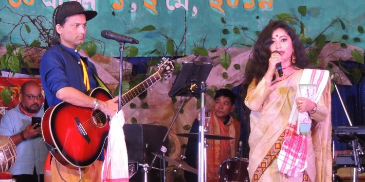 03-05-19 Golaghat- Zubeen Garg performing Rangali Bihu (1)