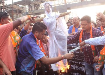 Assam bjp worker burning effigy of West Bengal chief minister Mamata Benerjee in Maligaon, Guwahati on 08-05-19 , protest against BJP Bengal president and Assam Finance Minister Himanta Biswa Sarmah attacked at West Bengal Khejuri last night by a group of suspected TMC workers during Lok Sabha election campaining.pix by ub photos