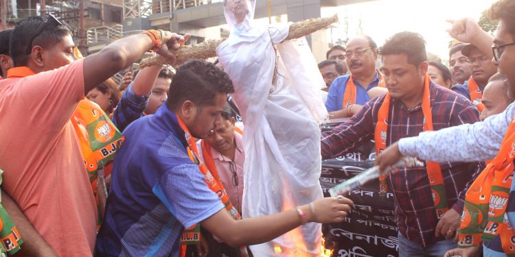 Assam bjp worker burning effigy of West Bengal chief minister Mamata Benerjee in Maligaon, Guwahati on 08-05-19 , protest against BJP Bengal president and Assam Finance Minister Himanta Biswa Sarmah attacked at West Bengal Khejuri last night by a group of suspected TMC workers during Lok Sabha election campaining.pix by ub photos