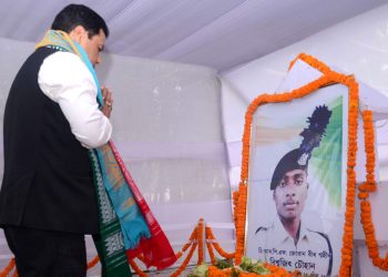মাওবাদীৰ গুলীত চহিদ হোৱা বিশ্বজিতৰ পৰিয়াললৈ ২০ লাখ টকাৰ চেক মুখ্য মন্ত্ৰী সোণোৱালৰ