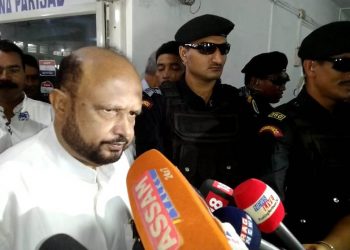 কাৰ্য্যনিৰ্বাহক বৈঠক আধাতে এৰা মহন্তই ক’লে, “অনুশাসন ভংগ কৰিছোঁ নে নাই সেয়া দলে বিবেচনা কৰিব”